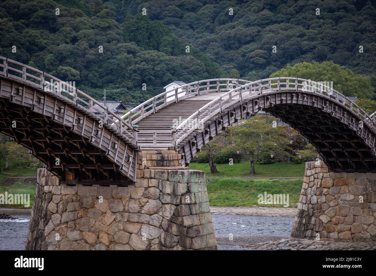 Nahaufnahme Kintai Bridge (Kintaikyo), eine historische Holzbogenbrücke in Iwakuni, an bewölkten Tagen. Die Brücke wurde 1673 erbaut und überspannt den Nishiki River Stockfoto