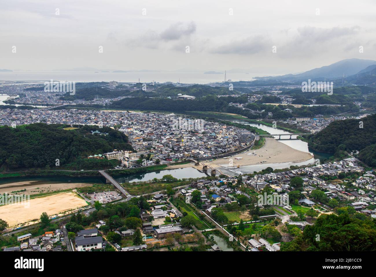 Stadtbild Iwakuni, Yamaguchi, Japan vom Mt. Yokoyama. Iwakuni war früher die Burgstadt der Iwakuni han, die vom Kikkawa-Clan gebildet wurde Stockfoto