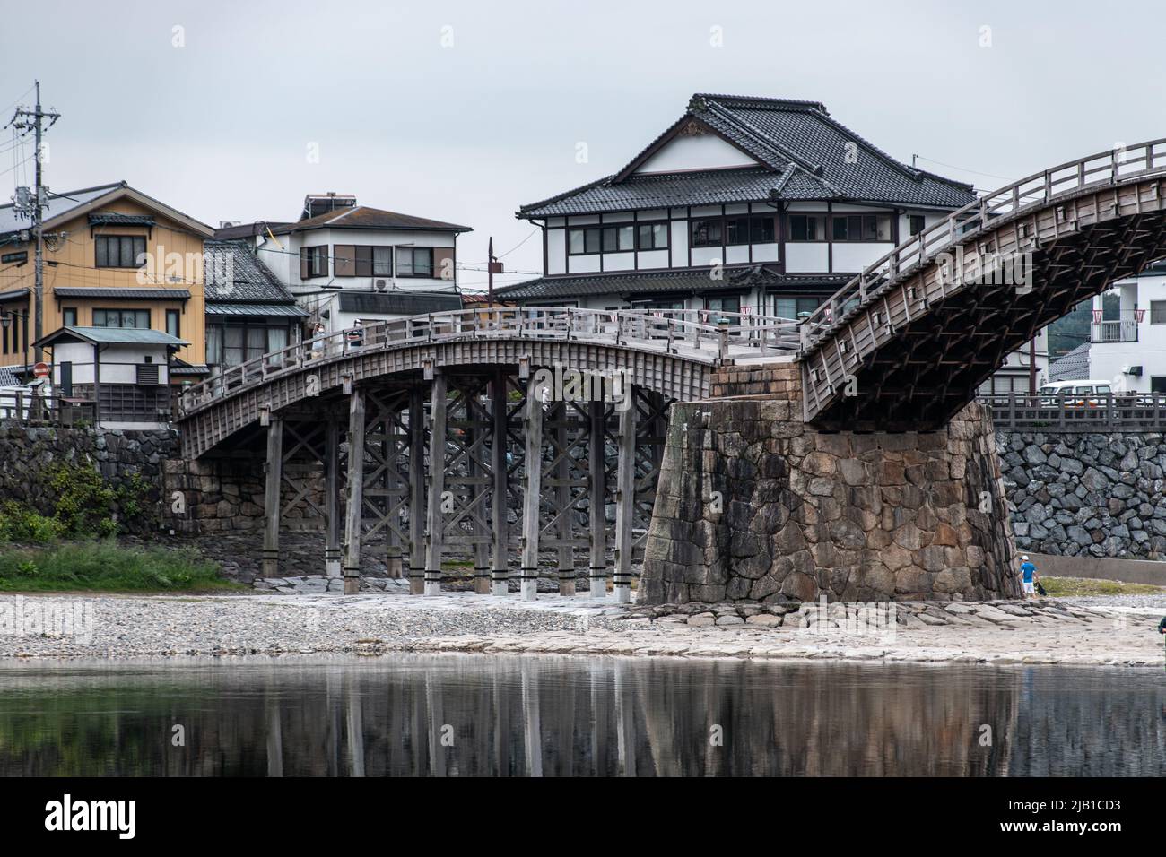 Die Kintai-Brücke (Kintaikyo), eine historische Holzbogenbrücke in Iwakuni, an bewölkten Tagen. Die Brücke wurde 1673 erbaut und überspannt den Nishiki River Stockfoto