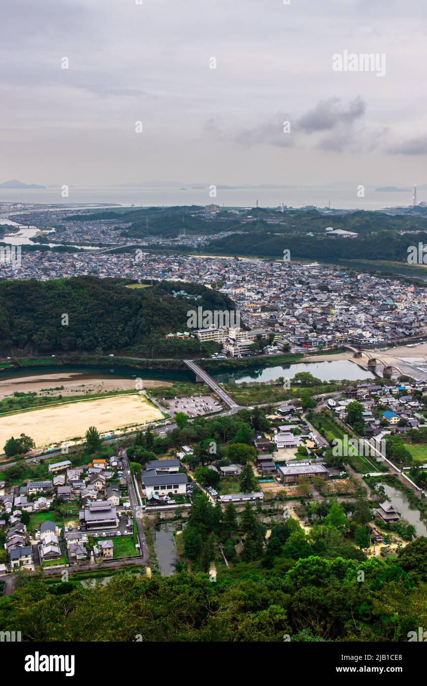 Stadtbild Iwakuni, Yamaguchi, Japan vom Mt. Yokoyama. Iwakuni war früher die Burgstadt der Iwakuni han, die vom Kikkawa-Clan gebildet wurde Stockfoto