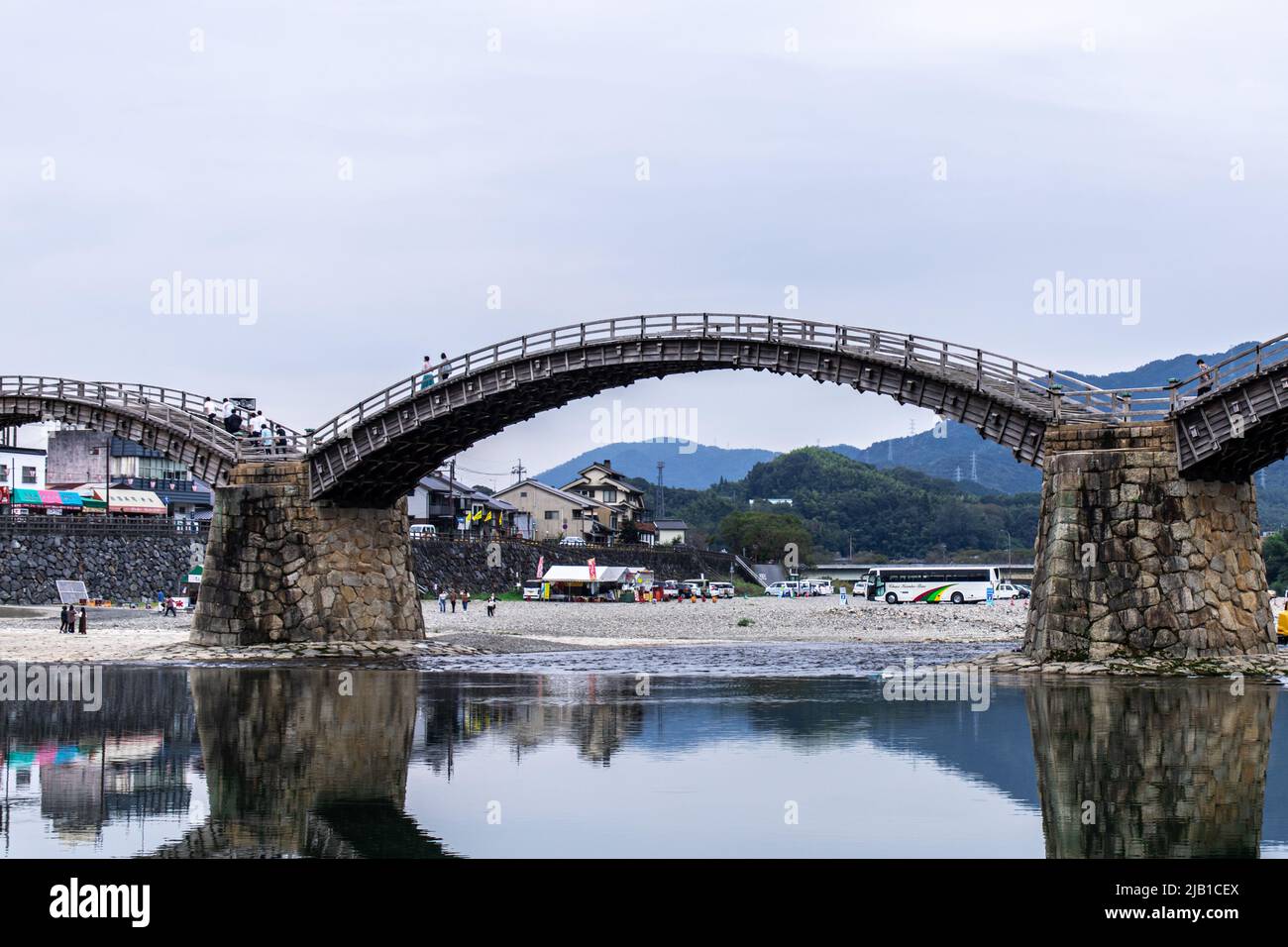 Kintai Bridge (Kintaikyo), eine historische Holzbogenbrücke in Iwakuni, im Nebel am Morgen. Es wurde 1673 erbaut und erstreckt sich über den Nishiki River Stockfoto