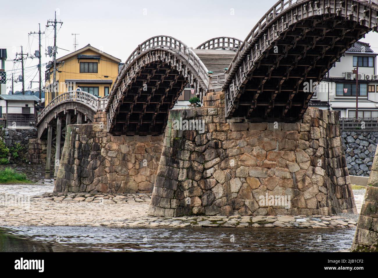 Closeup Kintai Bridge, eine hölzerne Bogenbrücke in Iwakuni, an bewölkten Tagen. Es wurde 1673 erbaut und erstreckt sich über den Nishiki River. Übersetzung : Restaurant Stockfoto
