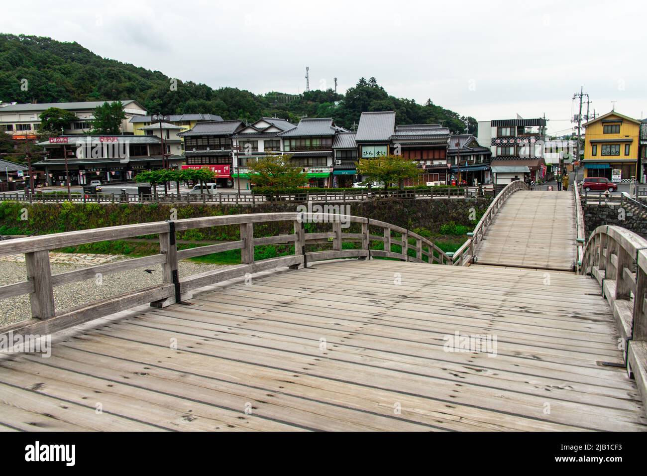 Stadtbild von der Kintai-Brücke (Kintaikyo), einer historischen Holzbogenbrücke in Iwakuni. Es wurde 1673 erbaut und erstreckt sich über den Nishiki River Stockfoto