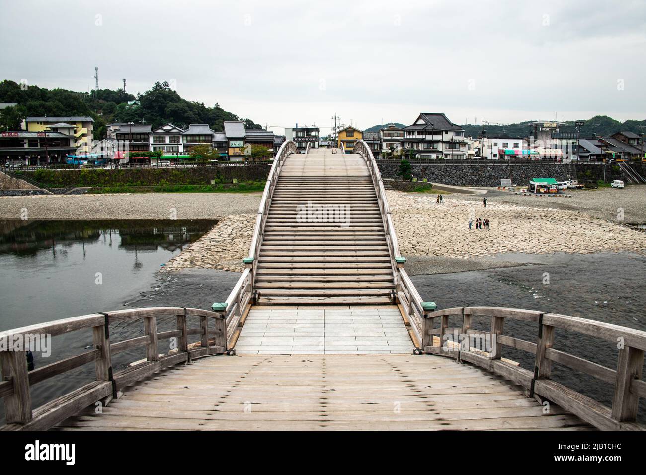 Stadtbild von der Kintai-Brücke (Kintaikyo), einer historischen Holzbogenbrücke in Iwakuni, bei bewölktem Tag. Es wurde 1673 erbaut und erstreckt sich über den Nishiki River Stockfoto