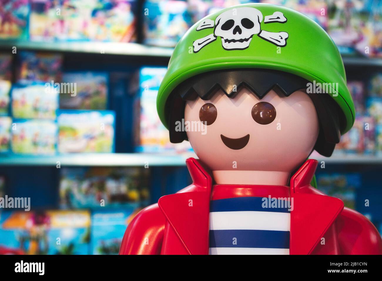 Giant Playmobil Piratenfigur in einem Spielzeugladen mit Regalen von Playmobil Box-Sets Stockfoto