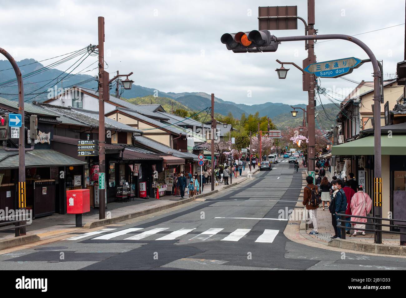 Kyoto, JAPAN - 5 Apr 2021 : Nagatsuji-dori Street an bewölktem Tag. Sie verläuft vom nördlichen Ende der Togetsu-kyo-Brücke durch das Zentrum von Arashiyama. Stockfoto