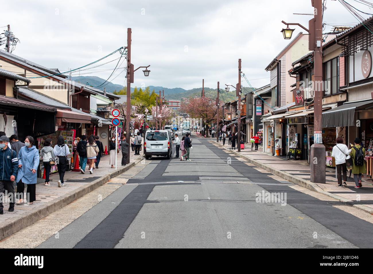 Kyoto, JAPAN - 5 Apr 2021 : Nagatsuji-dori Street an bewölktem Tag. Sie verläuft vom nördlichen Ende der Togetsu-kyo-Brücke durch das Zentrum von Arashiyama. Stockfoto