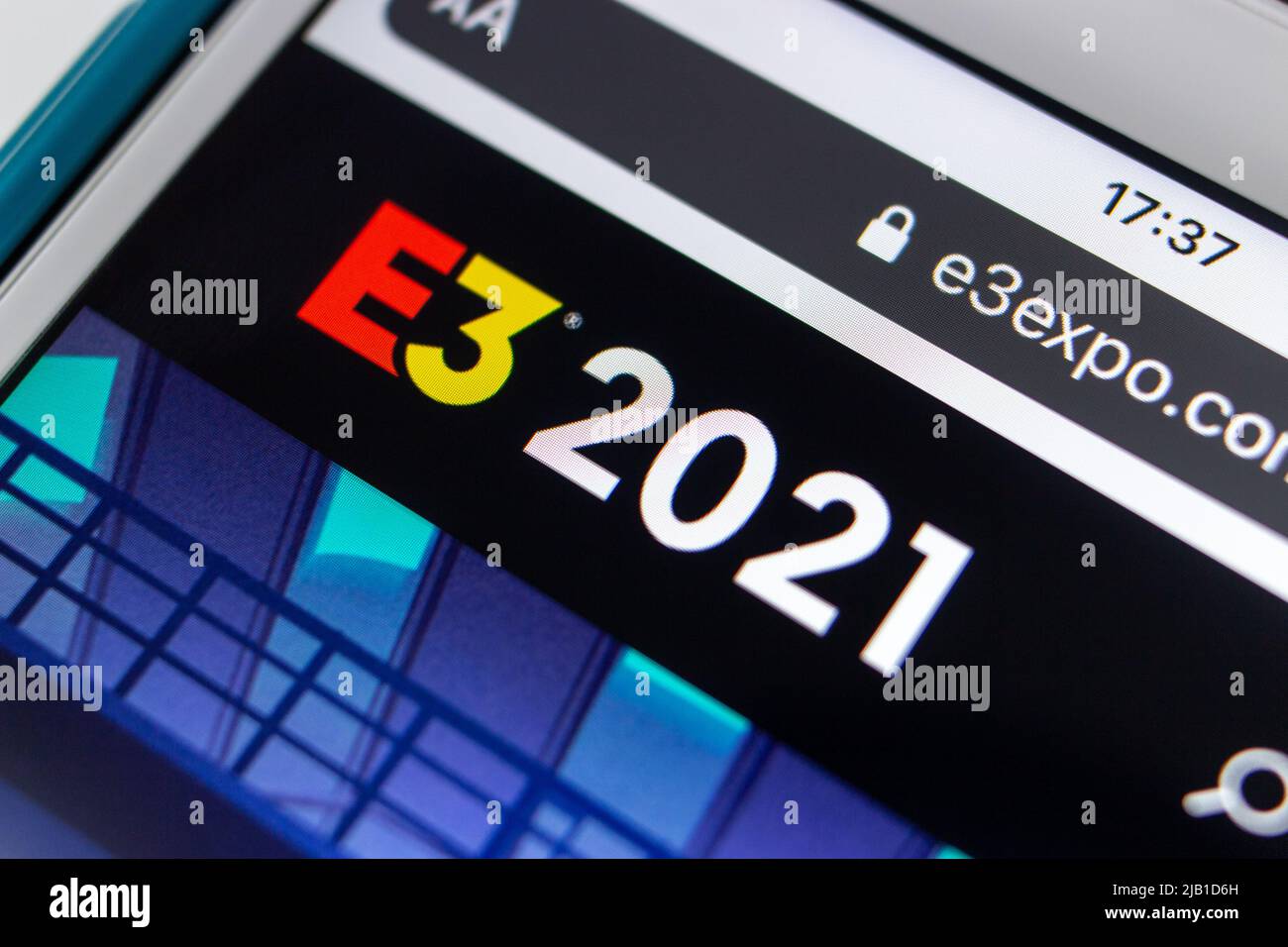 Kumamoto, JAPAN - Apr 13 2021 : Closeup-Logo E3 (Electronic Entertainment Expo), eine Fachmesse für die Videospiel-Industrie, auf dem iPhone-Bildschirm Stockfoto