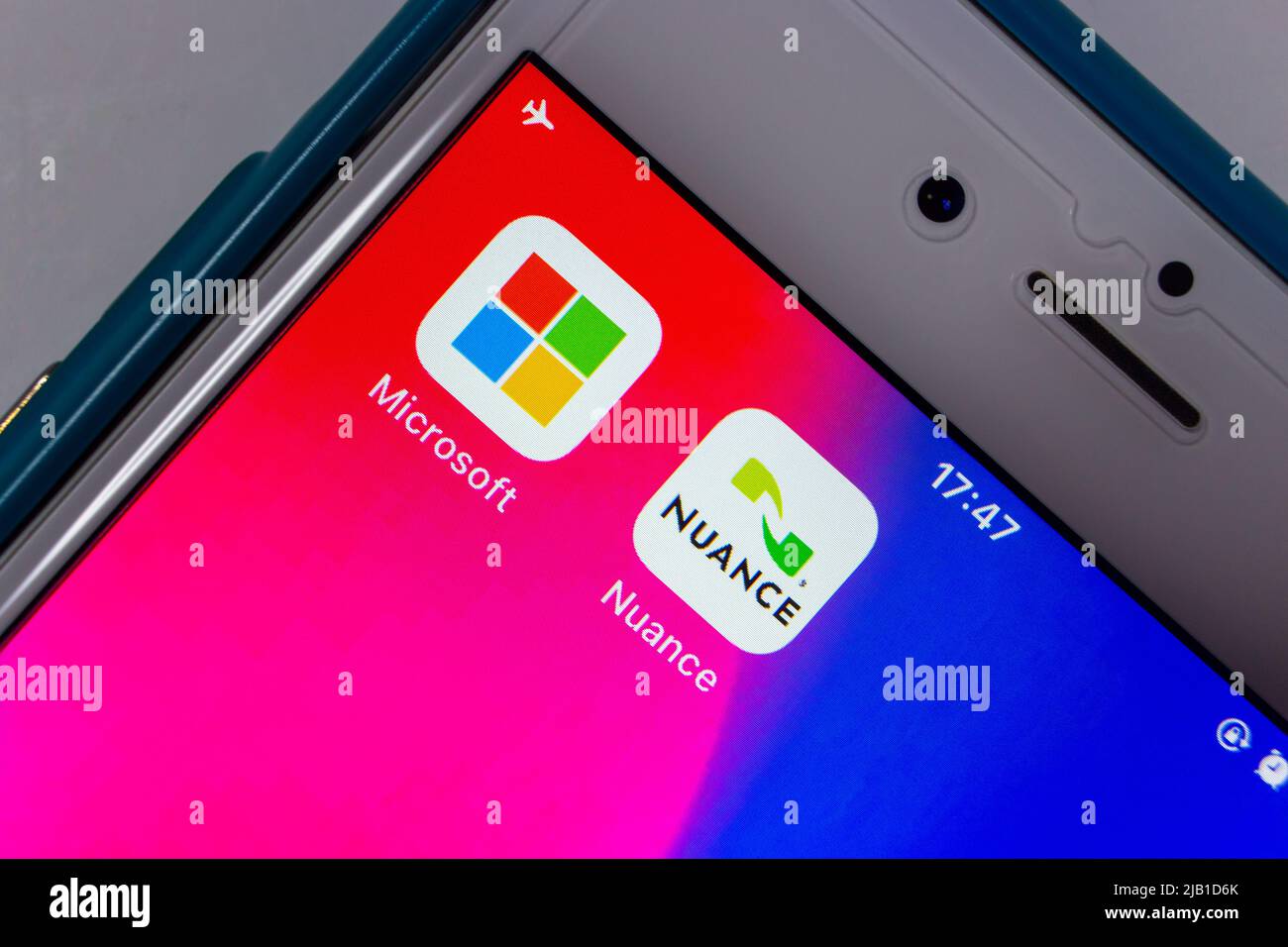Kumamoto, JAPAN - Apr 13 2021 : Nuance Communications, US-Technologieunternehmen, das als Spracherkennungsunternehmen bekannt ist, und Microsoft auf dem iPhone Stockfoto