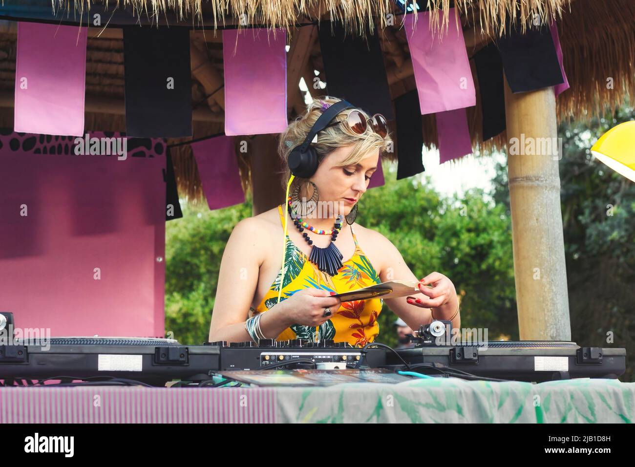 Eine weibliche DJ, die im Freien Decks mit altmodischen Vinyl-Platten mischt Stockfoto