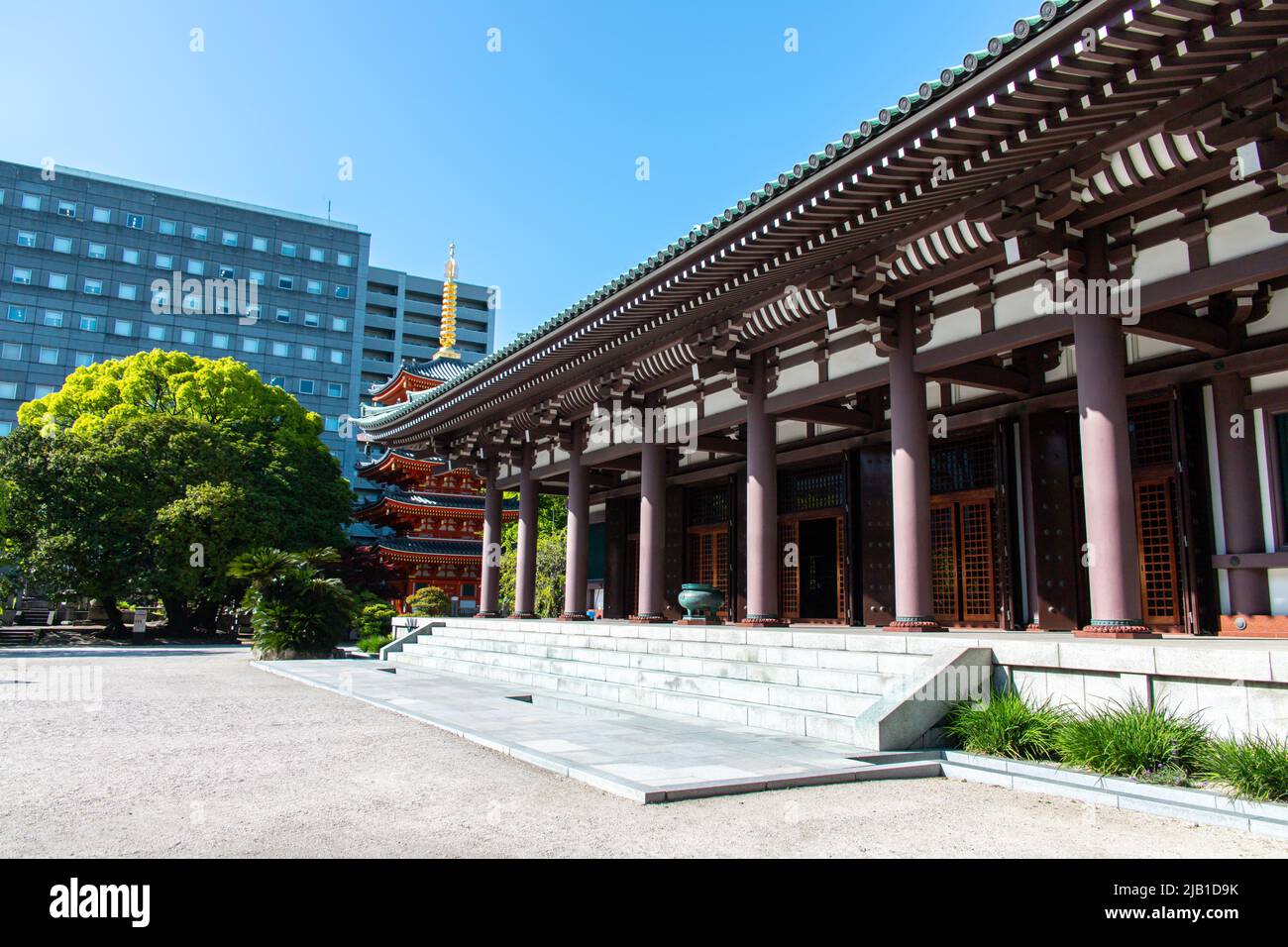 Fukuoka, JAPAN - 6 2021. April: Die Haupthalle des Tocho-ji, des ältesten Shingon-Tempels in Kyushu, wurde 806 von einem buddhistischen Mönch Kukai an sonnigen Tagen gegründet Stockfoto