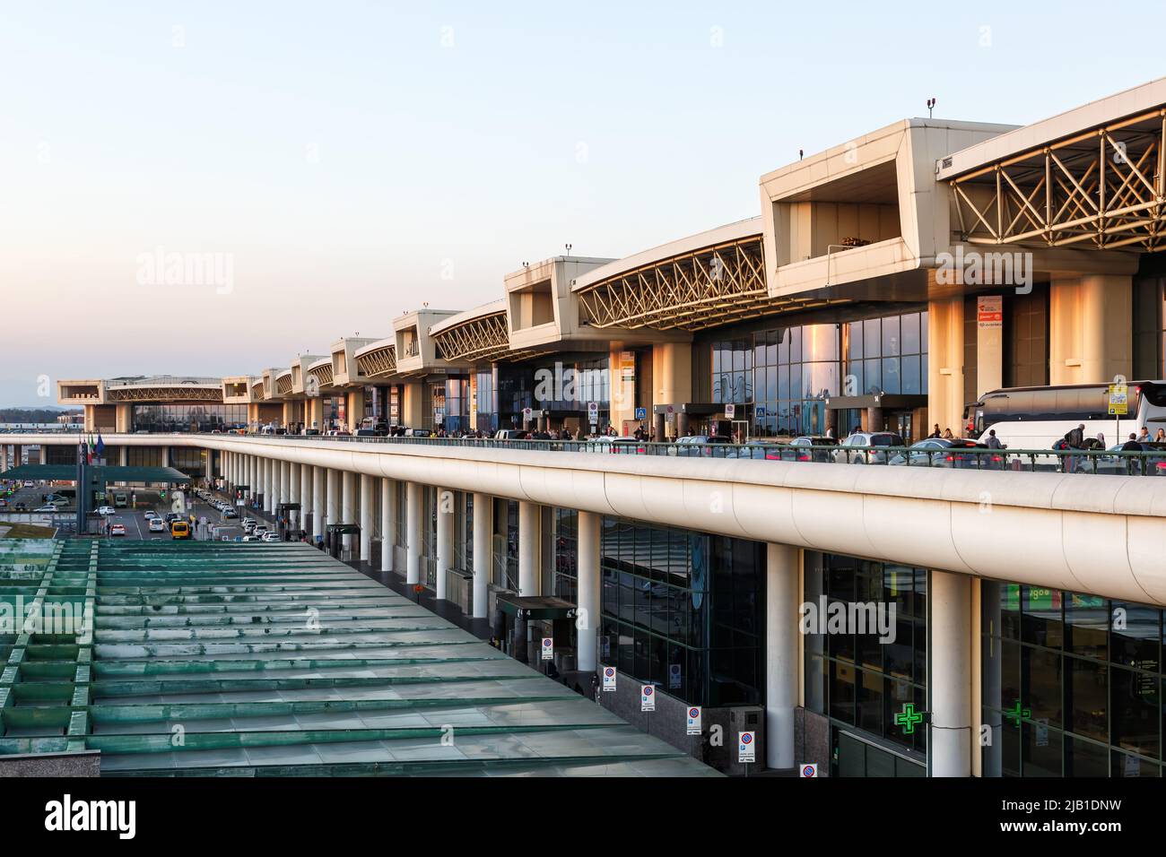 Mailand, Italien - 25. März 2022: Terminal 1 des Flughafens Mailand Malpensa (MXP) in Italien. Stockfoto