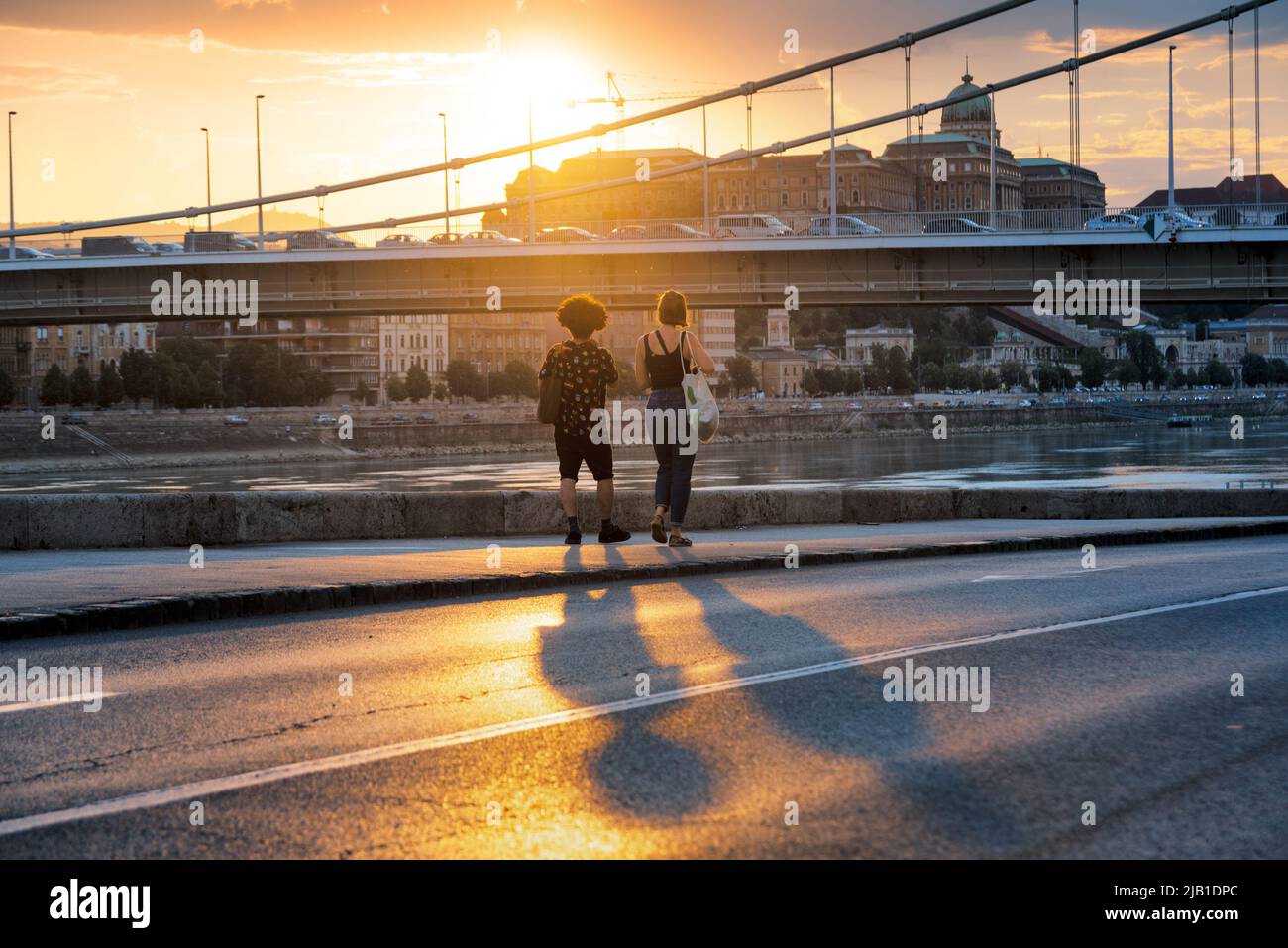 Junges Paar, das Budapest bei Sonnenuntergang betrachtet Stockfoto