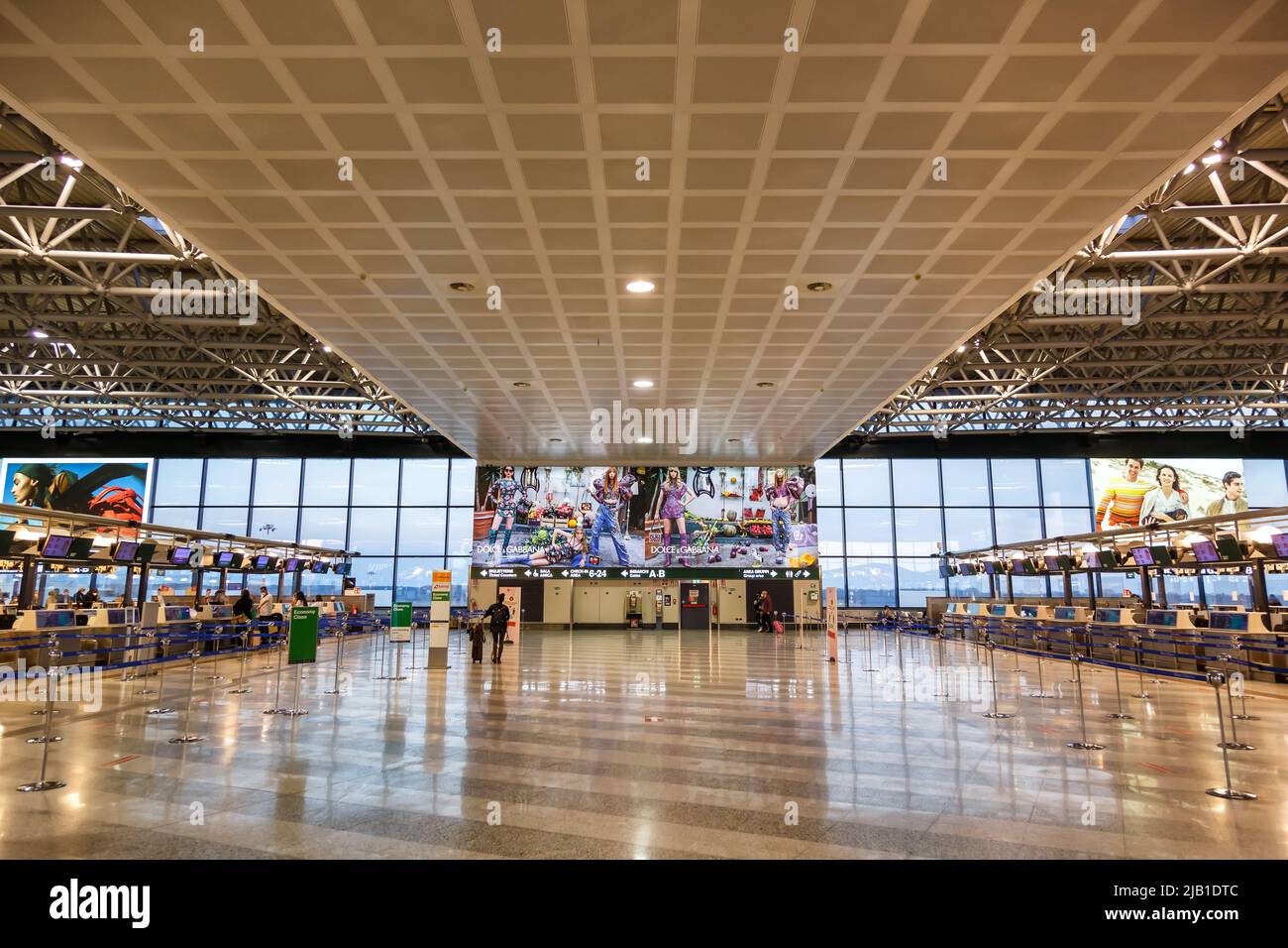 Mailand, Italien - 25. März 2022: Terminal 1 des Flughafens Mailand Malpensa (MXP) in Italien. Stockfoto