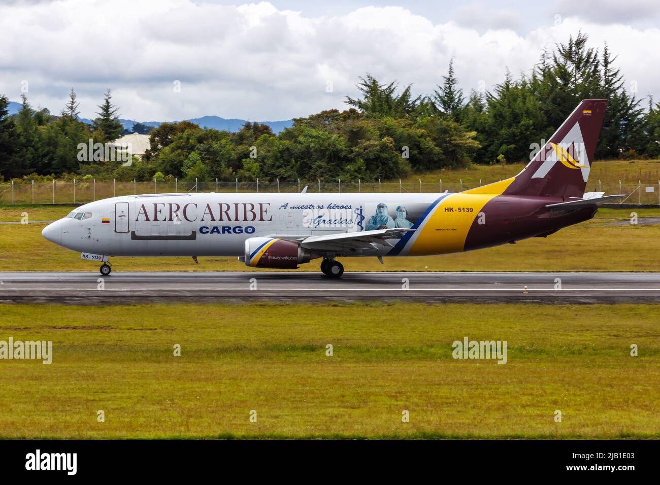 Medellin, Kolumbien - 19. April 2022: Boeing 737-400(SF) von Aercaribe Cargo auf dem Flughafen Medellin Rionegro (MDE) in Kolumbien. Stockfoto