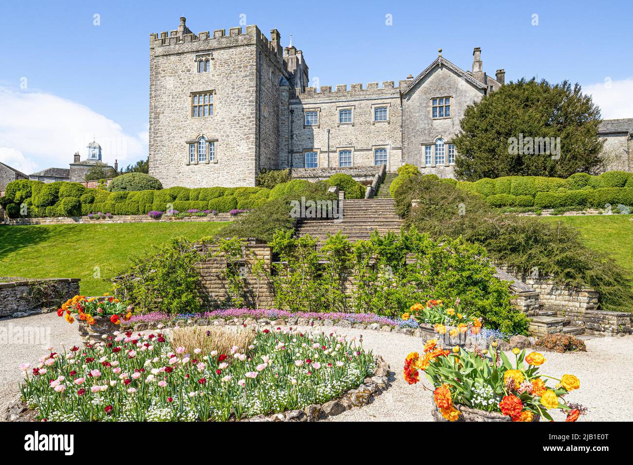 Die untere Terrasse am Sizergh Castle im englischen Lake District in der Nähe von Kendal, Cumbria, England Stockfoto