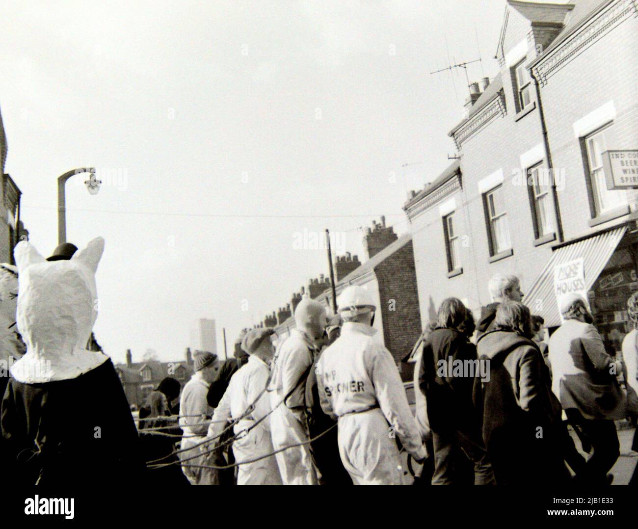 Demonstranten, darunter einige mit Masken oder Kopfmasken, nehmen 1972 an einer Anti-Rassismus-Demonstration in Leicester, England, Großbritannien und den Britischen Inseln Teil. Maskierte und behelmte Demonstranten sind mit Seilen verbunden, um andere Demonstranten in Kopfmasken zu führen. Stockfoto