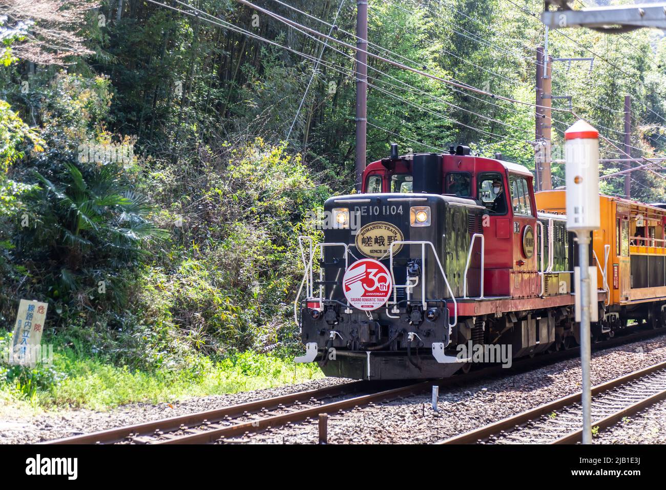 Romantischer Zug Von Sagano. Sie verläuft auf einer 25-minütigen Strecke von der Station Saga torokko zur Station Kameoka torokko, der landschaftlichen Schönheit der Hozukyo-Schlucht auf ihrer Route Stockfoto