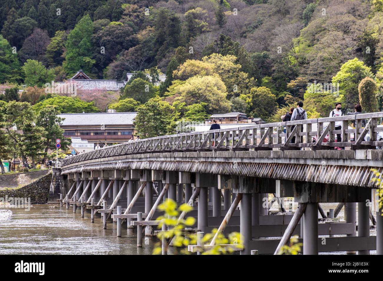 Kyoto, JAPAN - 5 Apr 2021 : die Togetsukyo-Brücke, eine Brücke über den Katsura-Fluss, die bei bewölktem Wetter gemütlich durch das Gebiet von Saga Arashiyama fließt. Stockfoto