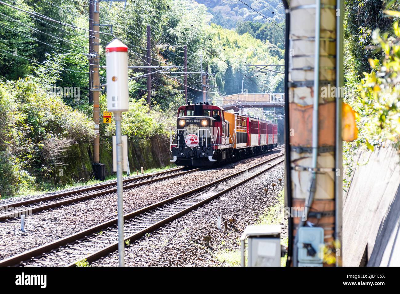Romantischer Zug Von Sagano. Sie verläuft auf einer 25-minütigen Strecke von der Station Saga torokko zur Station Kameoka torokko, der landschaftlichen Schönheit der Hozukyo-Schlucht auf ihrer Route Stockfoto