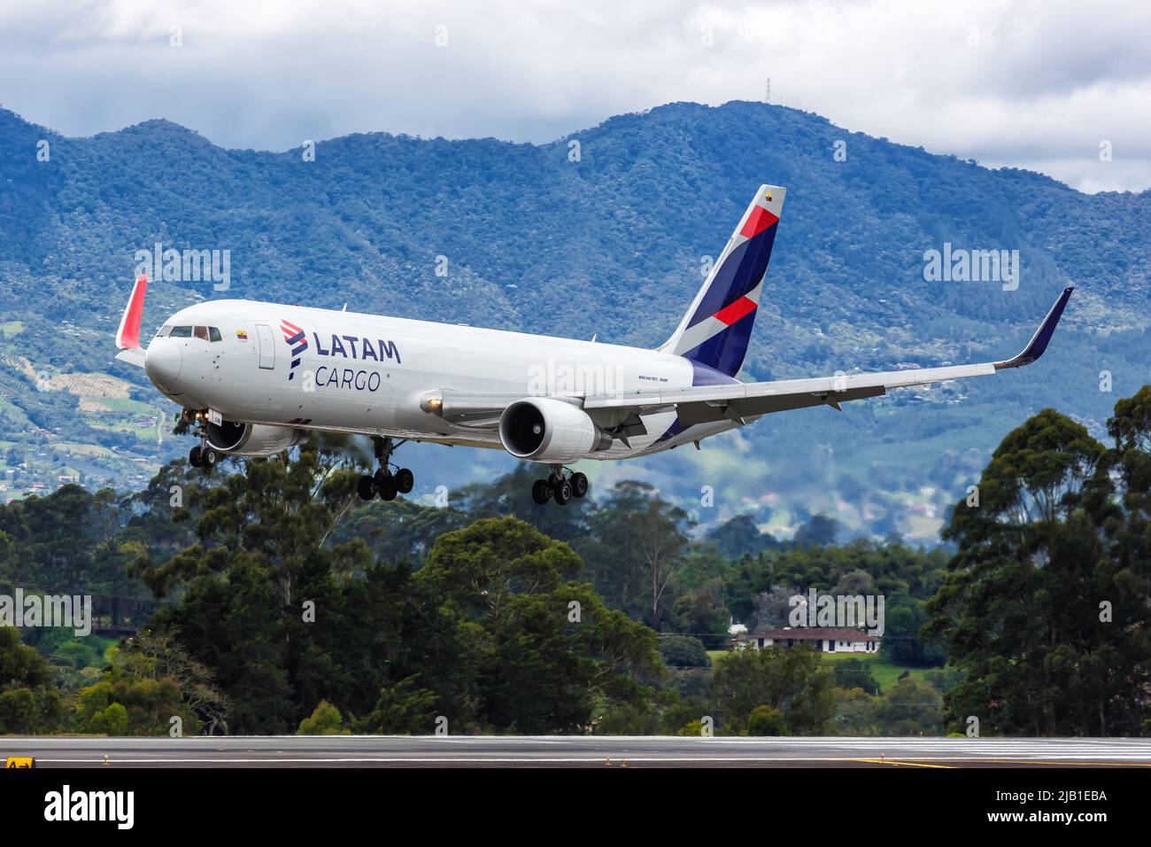 Medellin, Kolumbien - 19. April 2022: Flugzeug LATAM Cargo Boeing 767-300F am Flughafen Medellin Rionegro (MDE) in Kolumbien. Stockfoto