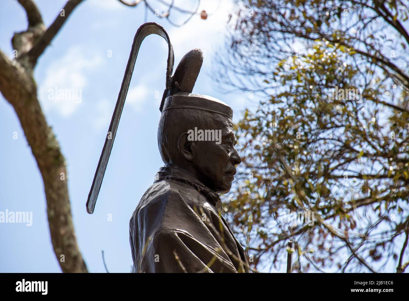 Shimonoseki, Yamaguchi, JAPAN - Sep 25 2020 : die Statue von Hidemoto Mori, einem älteren Halter (Daimyo) des Toyotomi-Clans, an sonnigen Tagen. Stockfoto