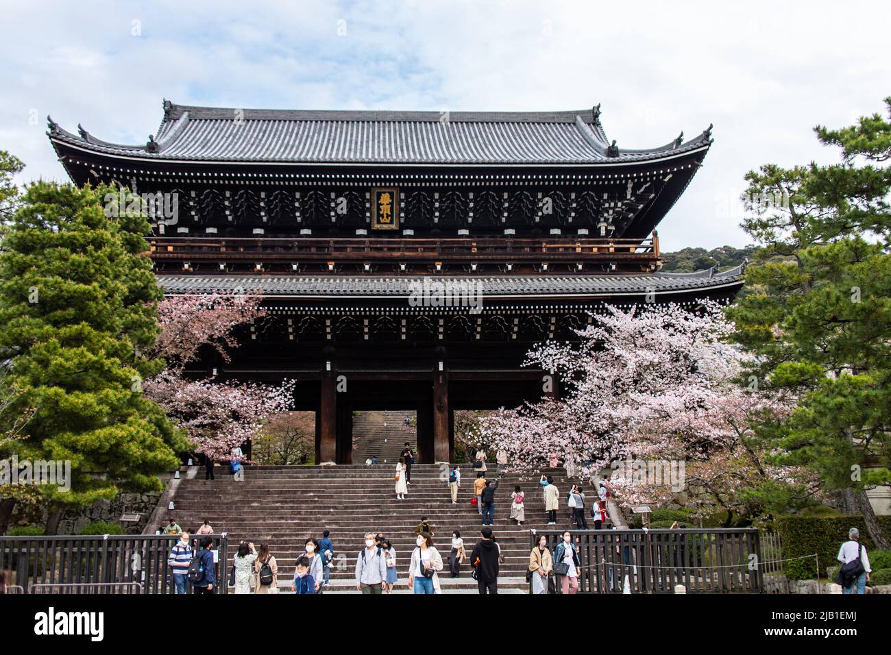 Kyoto, JAPAN - Apr 3 2021 : Sanmon Haupttor von Chion-in. Der Chion-in-Tempel ist das Hauptquartier der von Honen gegründeten Jodo-Shu (Sekte des reinen Landes) Stockfoto