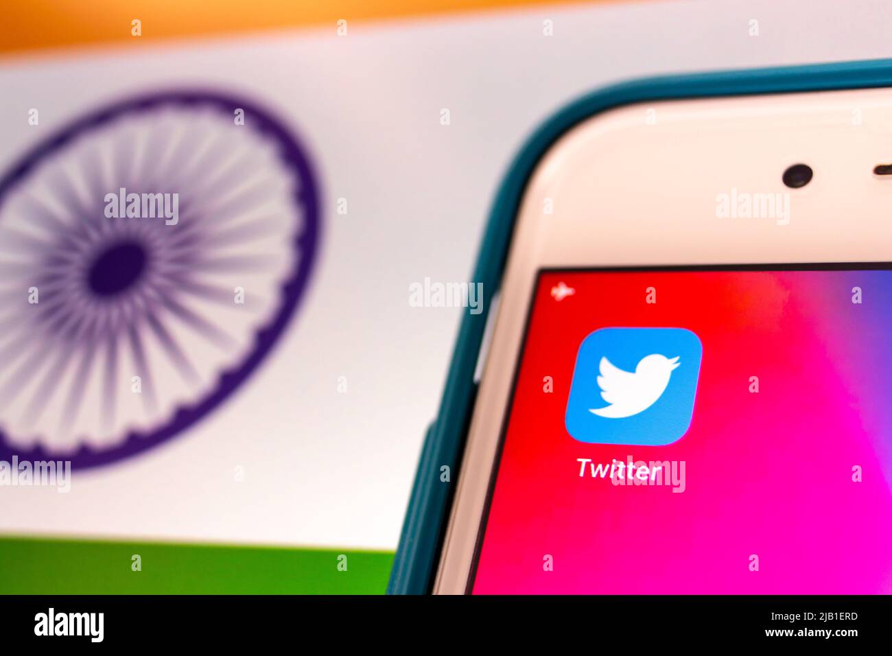 Kumamoto, JAPAN - Mai 3 2021 : Twitter auf dem iPhone auf indischer Flagge. Indien ist mit über 19 Millionen Nutzern im Jahr 2020 der 3. größte Twitter-Markt der Welt Stockfoto