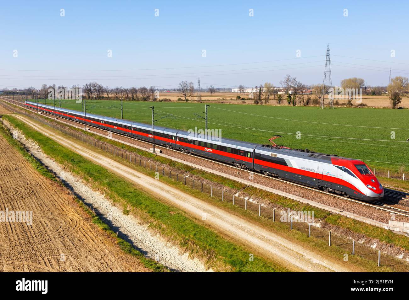 Melegnano, Italien - 24. März 2022: Frecciarossa FS ETR 500 Hochgeschwindigkeitszug von Trenitalia auf der Hochgeschwindigkeitsbahnstrecke Mailand-Bologna in der Nähe von Mel Stockfoto