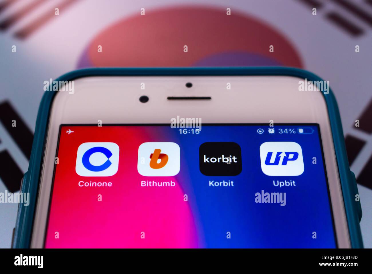 Kumamoto, JAPAN - Mai 3 2021 : vier große Krypto-Austauschplattformen in Südkorea (Coinone, Bibumb, Korbit und Upbit) auf dem iPhone mit koreanischer Flagge. Stockfoto