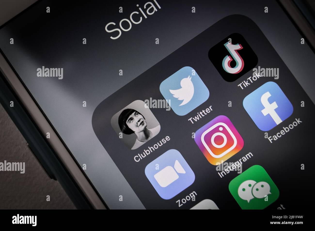 Clubhouse-App mit beliebten SNS und Wettbewerbern (Facebook, TikTok, Instagram, Twitter, Youtube, Zoom und WeChat) auf dem iPhone in dunkler Stimmung Stockfoto