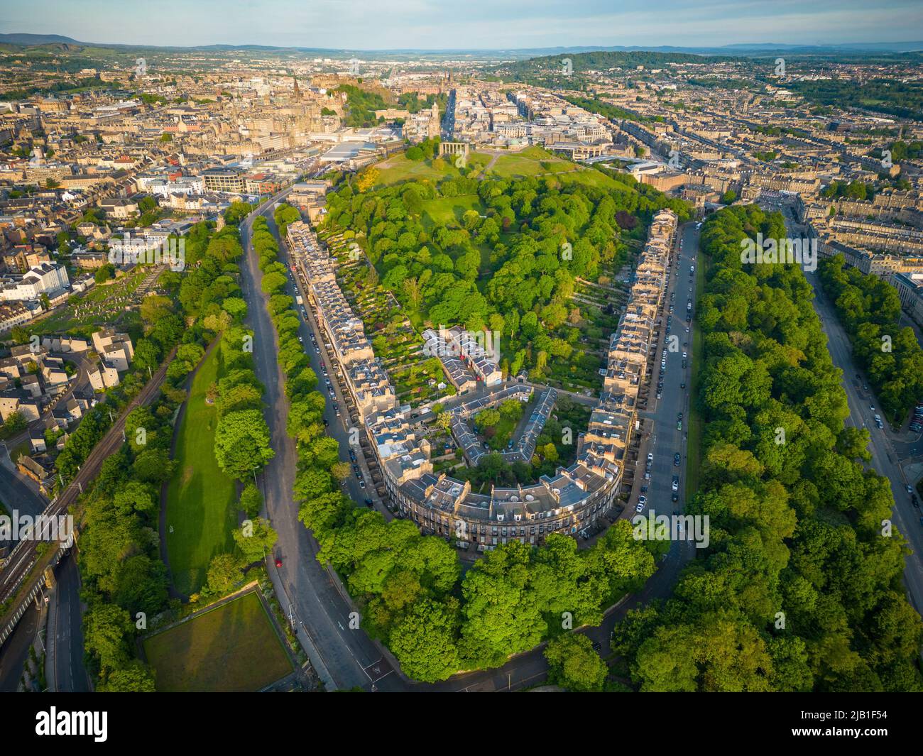 Luftaufnahme von Edinburgh von Regent Terrace und Royal Terrace in Richtung Calton Hill, Schottland, Großbritannien Stockfoto