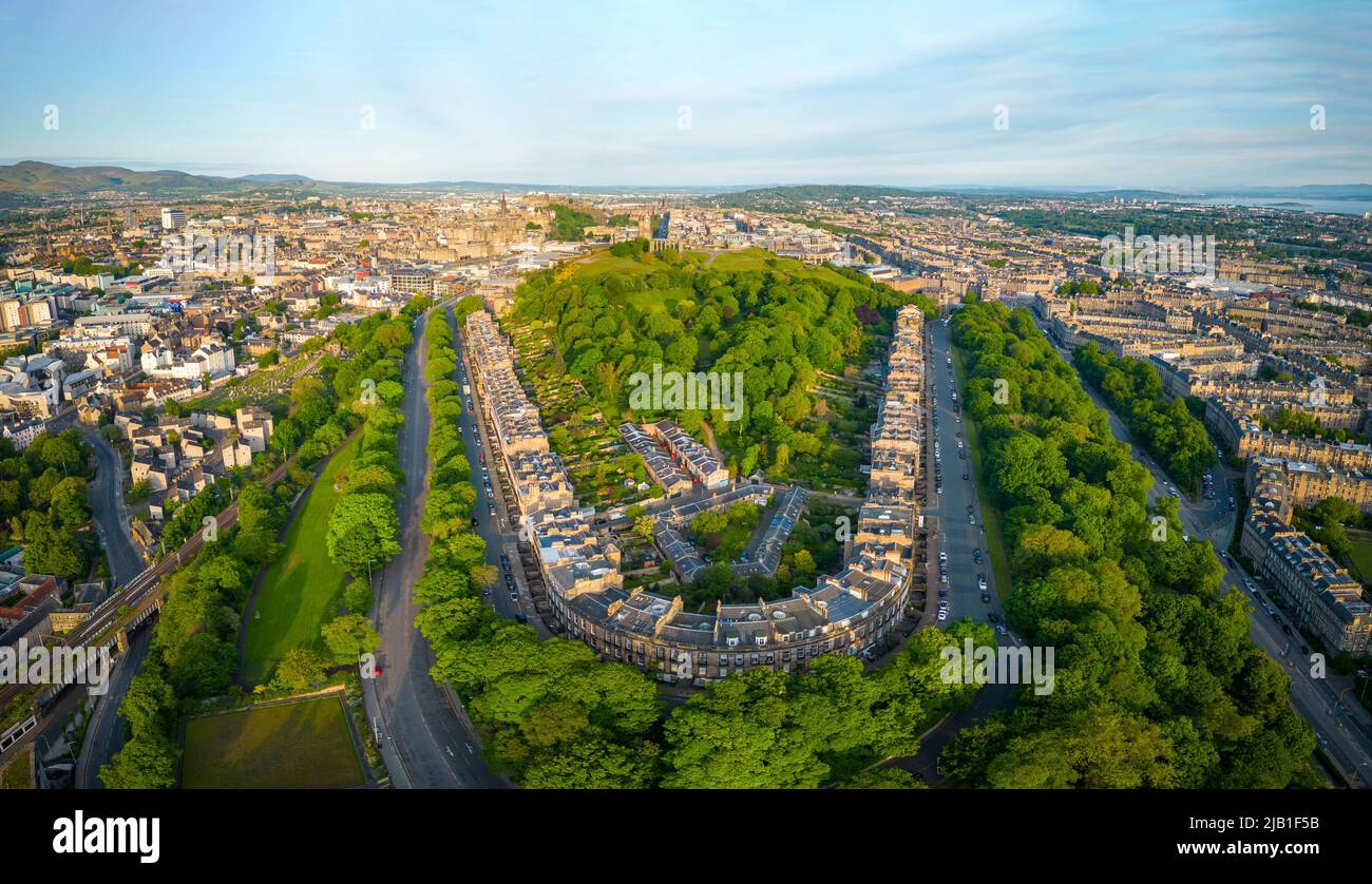 Luftaufnahme von Edinburgh von Regent Terrace und Royal Terrace in Richtung Calton Hill, Schottland, Großbritannien Stockfoto