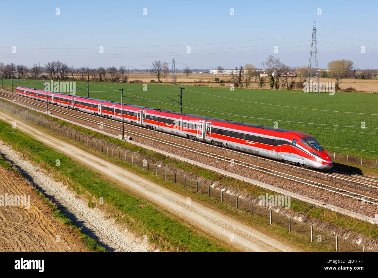 Melegnano, Italien - 24. März 2022: Frecciarossa FS ETR 1000 Hochgeschwindigkeitszug von Trenitalia auf der Hochgeschwindigkeitsstrecke Mailand - Bologna in der Nähe von mir Stockfoto