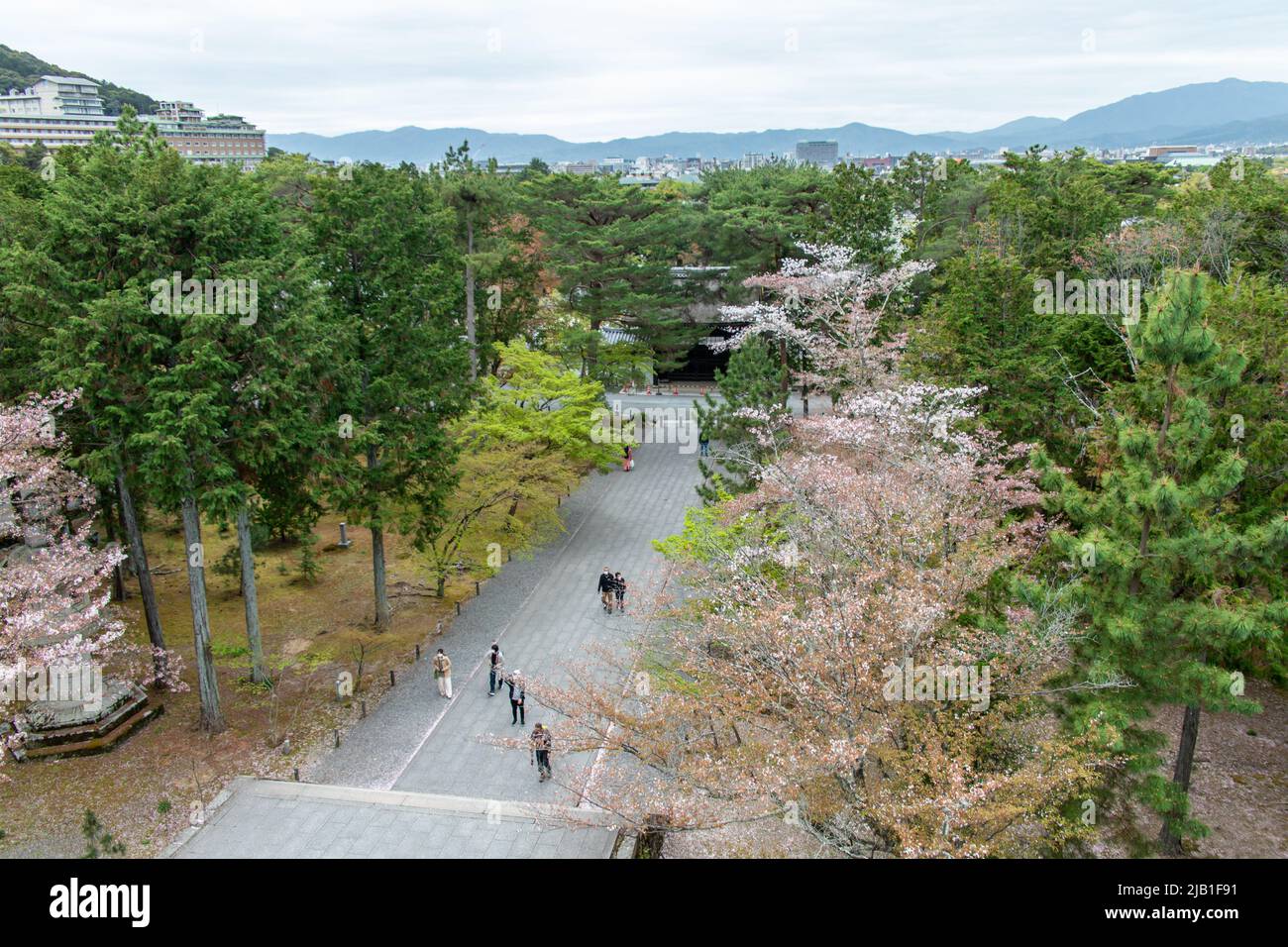 Draufsicht aus der zweiten Etage des Nanzen-ji Sanmon am Nanzenji Tempel. Es ist ein Hauptquartier der Nanzen-ji-Niederlassung des Rinzai Zen. Stockfoto