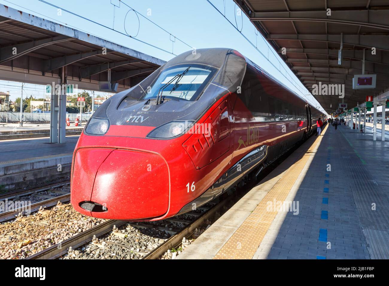 Venedig, Italien - 22. März 2022: Italo ETR 675 Pendolino Hochgeschwindigkeitszug von Nuovo Trasporto Viaggiatori NTV im Bahnhof Mestre in Venedig, Italien Stockfoto