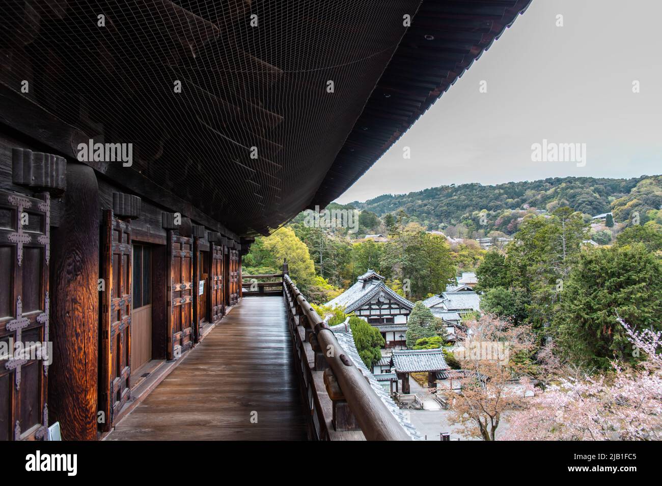 Kyoto, JAPAN - Apr 3 2021 : Blick aus der Geschichte des Nanzen-ji Sanmon aus dem Jahr 2. in Nanzenji. Es ist ein Hauptquartier der Nanzen-ji-Niederlassung des Rinzai Zen Stockfoto