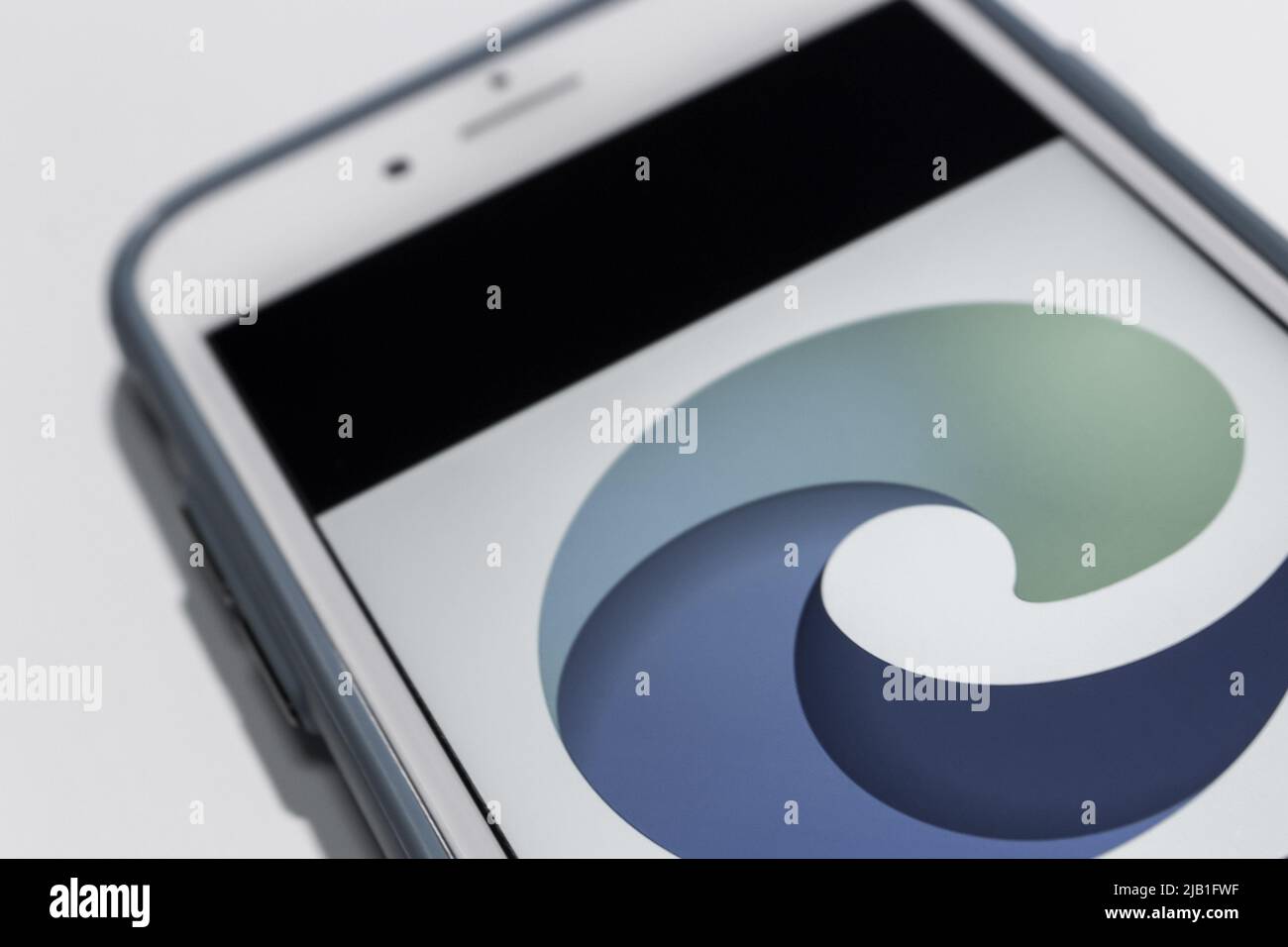Kumamoto, JAPAN - Nov 10 2019 : das Nahauftritts-Logo von Microsoft Edge, einem plattformübergreifenden Webbrowser, der von Microsoft entwickelt wurde, auf einem monochromen Smartphone Stockfoto