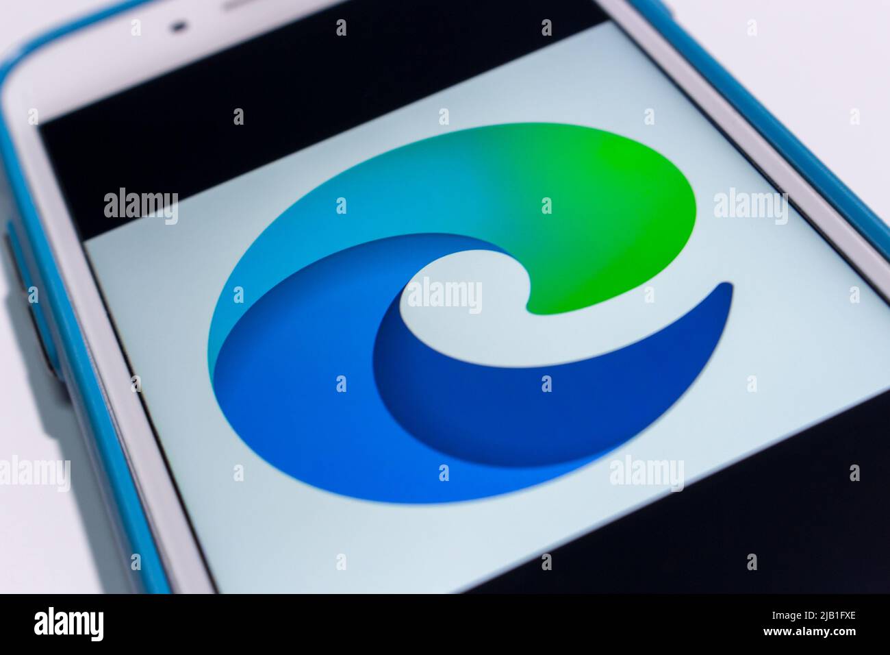 Kumamoto, JAPAN - Nov 10 2019 : das Nahauftritts-Logo von Microsoft Edge, einem plattformübergreifenden Webbrowser, der von Microsoft entwickelt wurde, auf dem Smartphone-Bildschirm. Stockfoto