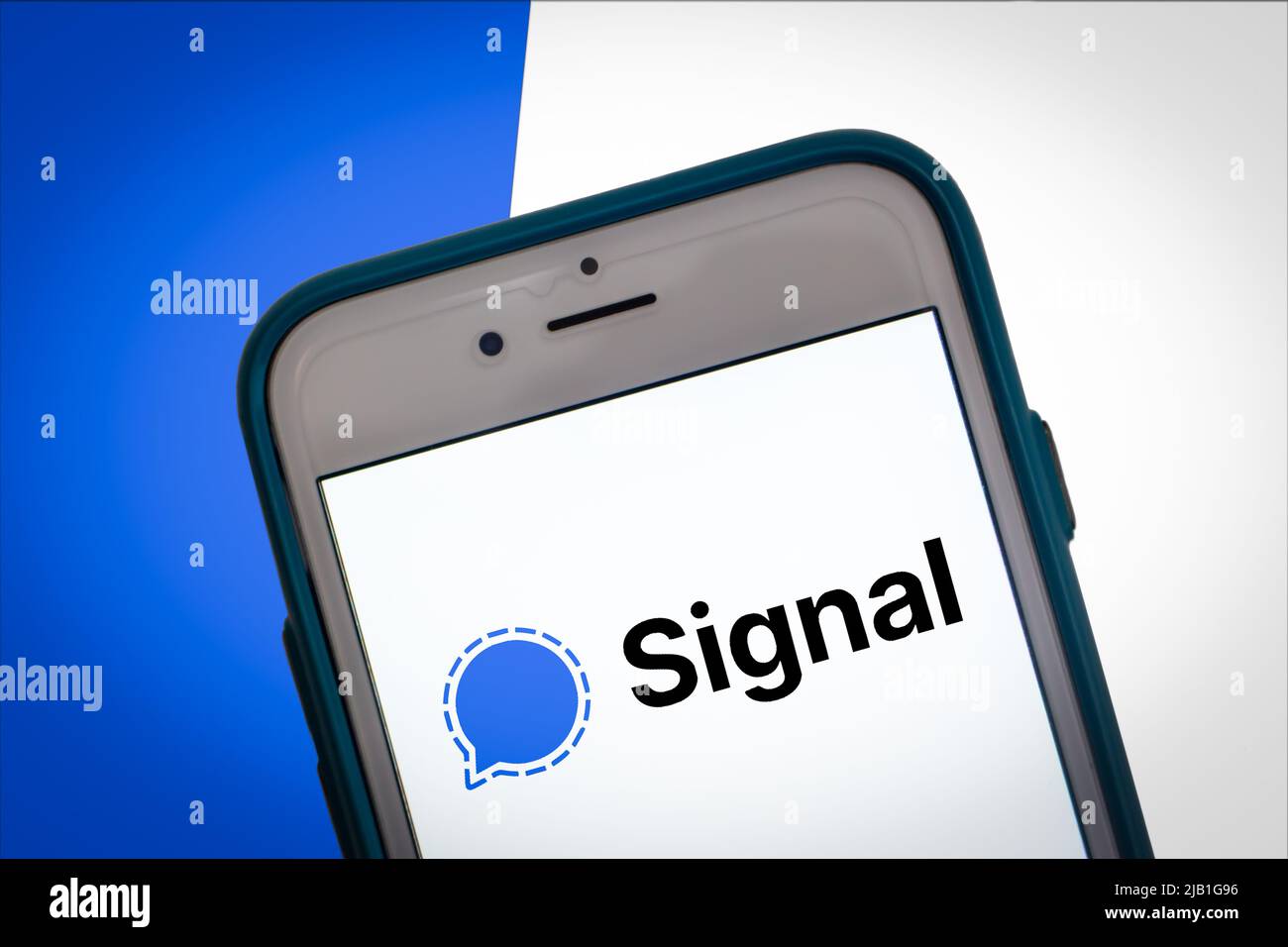 Das Logo der Signal-App auf dem Smartphone-Bildschirm auf zwei Tone Color bg. Konzeptionelle blaue Farbe in stilvoller Stimmung. Beliebte Tech-App für Messaging und Videoanruf Stockfoto