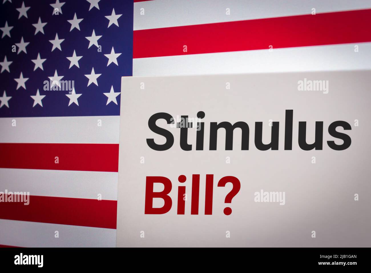 Konzeptionelles Schlüsselwort Stimulus Bill? Auf Karte auf US-Flagge. Business- und Economy-Konzept. Ein Konjunkturpaket ist ein Regierungsprogramm, das wirtschaftliche Anreize bietet Stockfoto