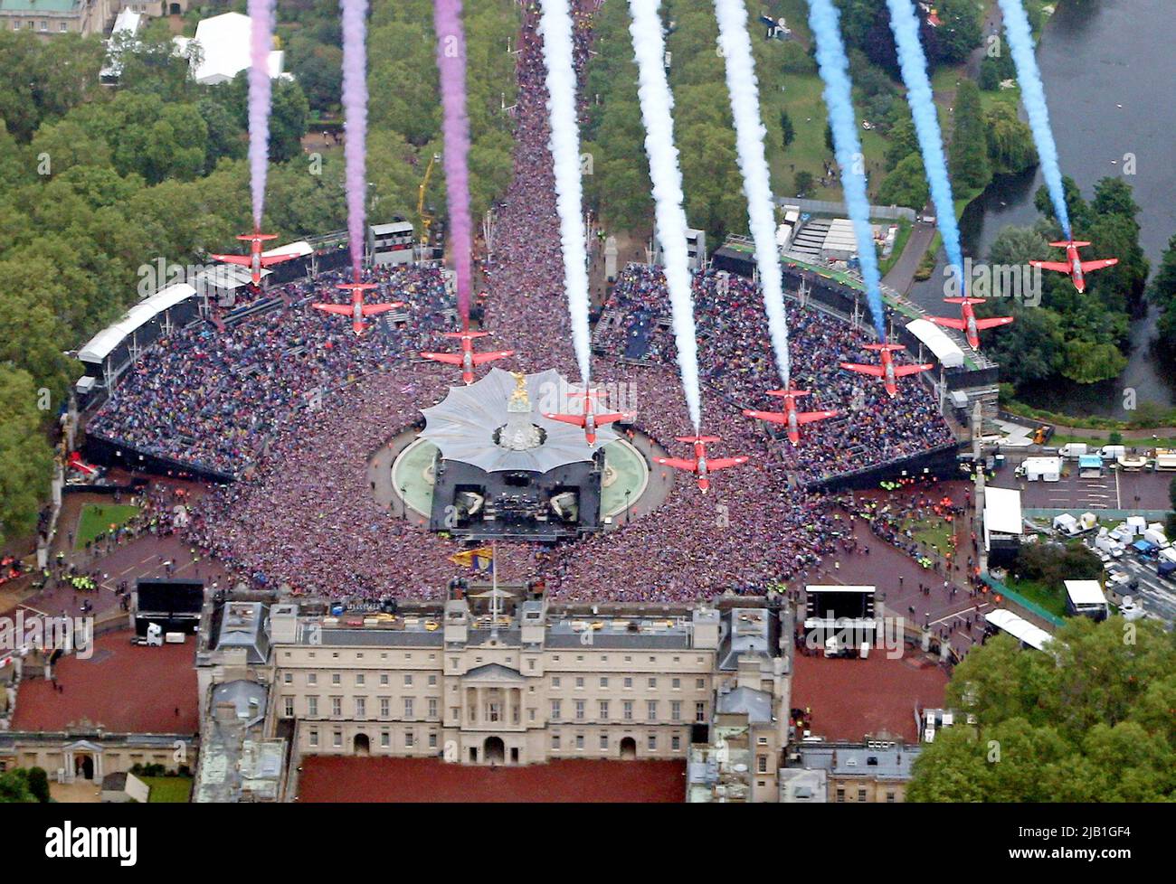 File Photo vom 5/6/2012 der Red Arrows, die im Rahmen der Feierlichkeiten zum Diamantenjubiläum der Königin in Formation über dem Buckingham Palace in London fliegen. Ausstellungsdatum TTMMJJ. Stockfoto