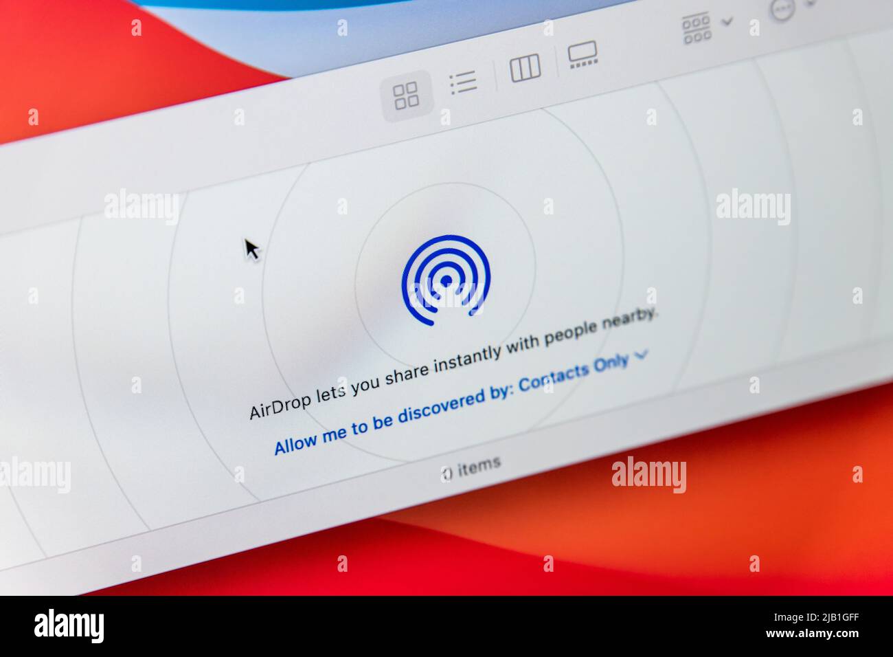 Kumamoto, JAPAN - Mai 13 2021 : AirDrop-Symbol wird auf dem Finder auf macOS angezeigt. Es handelt sich um einen Ad-hoc-Dienst, der Dateien zwischen unterstützten Apple-Geräten übertragen kann Stockfoto