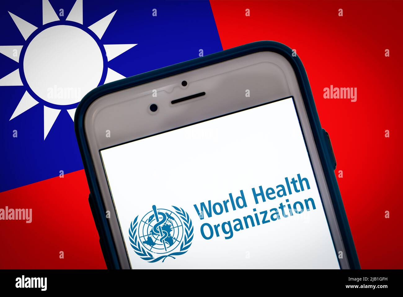 Logo der WHO (Weltgesundheitsorganisation) auf dem Smartphone-Bildschirm auf taiwanesischer Flagge bg. Taiwan ist trotz des Erfolgs des Coronavirus noch nicht zur WHO eingeladen Stockfoto