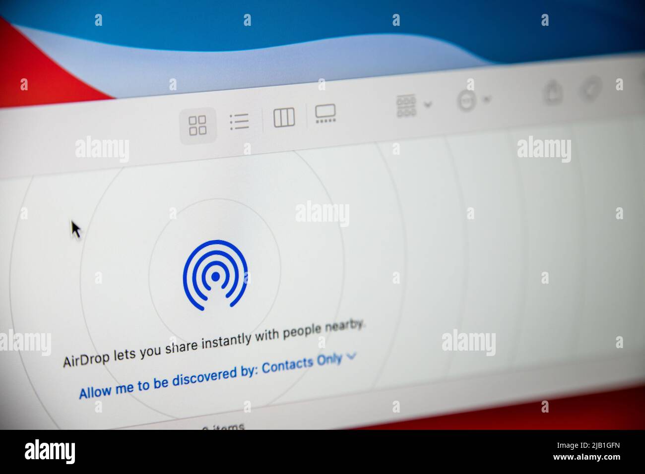 Kumamoto, JAPAN - Mai 13 2021 : AirDrop-Symbol wird auf dem Finder auf macOS angezeigt. Es handelt sich um einen Ad-hoc-Dienst, der Dateien zwischen unterstützten Apple-Geräten übertragen kann Stockfoto