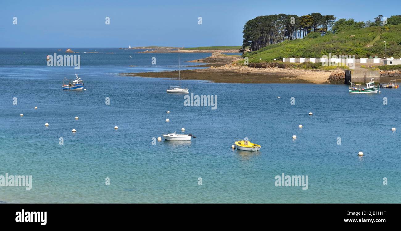 Schöner Meerblick mit kleinen Booten und Fischerboot in der aber Benoit in der Bretagne - Frankreich Stockfoto