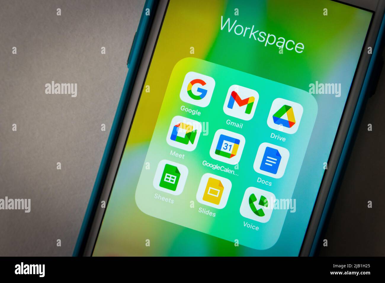 Kumamoto, JAPAN - Juni 1 2021: Google Workspace-Symbole (Gmail, Drive, Meet, Calendar Docs, Sheets, Folien, Google Keep, Chat, Admin & Voice) auf dem iPhone Stockfoto