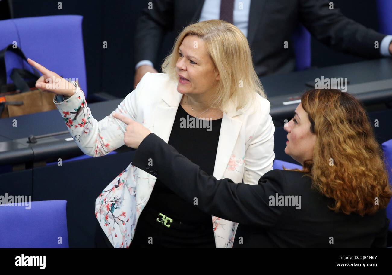 Berlin, Deutschland. 02.. Juni 2022. Die Bundesministerin des Innern, Nancy Faeser (SPD, l), spricht mit Lamya Kaddon (Bündnis90/Grüne) zu Beginn der Haushaltsdebatte für das Bundesministerium des Innern, des Innern und des Datenschutzes im Deutschen Bundestag. Bevor am Freitag (03.06.2022) über den Bundeshaushalt 2022 abgestimmt wird, werden die Budgets der einzelnen Abteilungen in den Tagen davor in der sogenannten Budgetwoche diskutiert. Quelle: Wolfgang Kumm/dpa/Alamy Live News Stockfoto