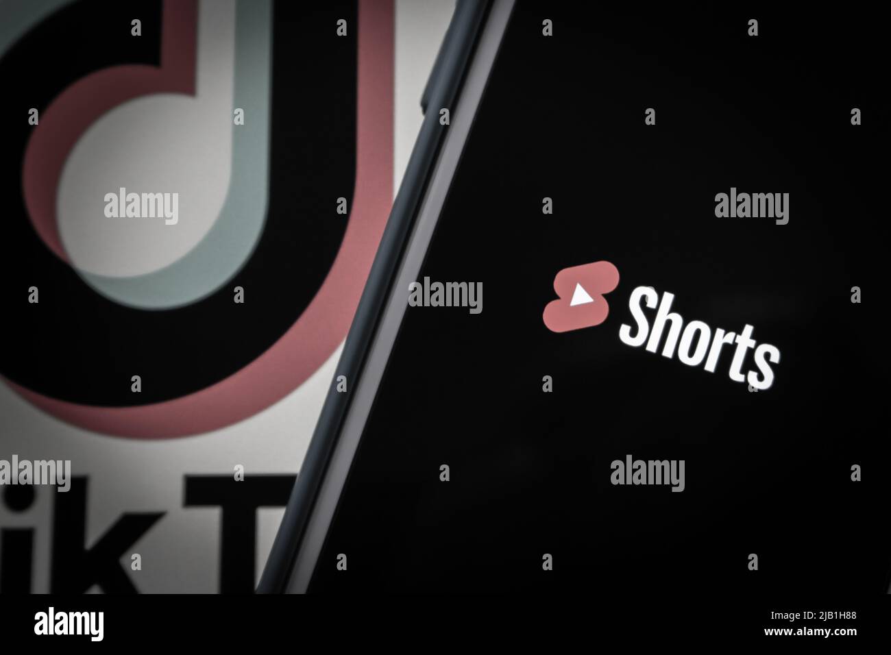 Kumamoto, JAPAN - Jun 7 2021 : YouTube Shorts, eine neue Plattform von 15-Sekunden-Videos ähnlich wie TikTok, auf dem iPhone auf dem TikTok-Logo. Stockfoto