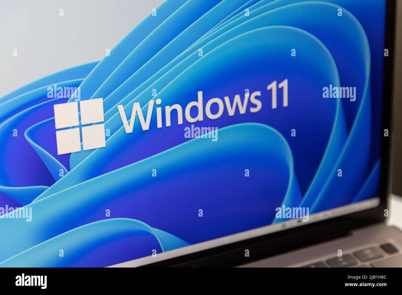 Kumamoto, JAPAN - Jun 25 2021 : das Logo von Windows 11 (Hauptversion des NT-Betriebssystems von Microsoft) wird auf der offiziellen Website auf dem Laptop angezeigt Stockfoto